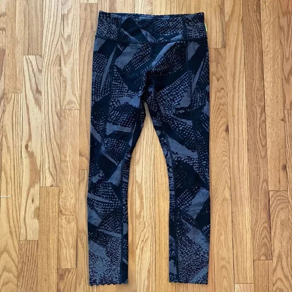 Lululemon sz 6 Tight Stuff Tight in black/smoke great pre owned condition pocket - Picture 1 of 10